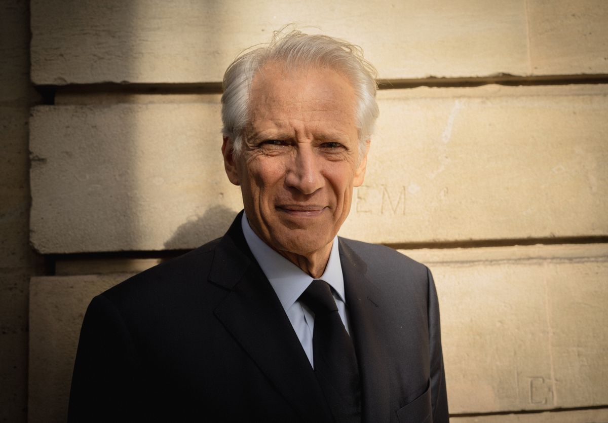 PARIS, FRANCIA. 07 Noviembre 2023. El ex-primer ministro frances y escritor Dominique de Villepin, fotografiado en el exterior del edificio de la Asamblea Nacional en Paris, Francia. ( Samuel Aranda para El Pais) 