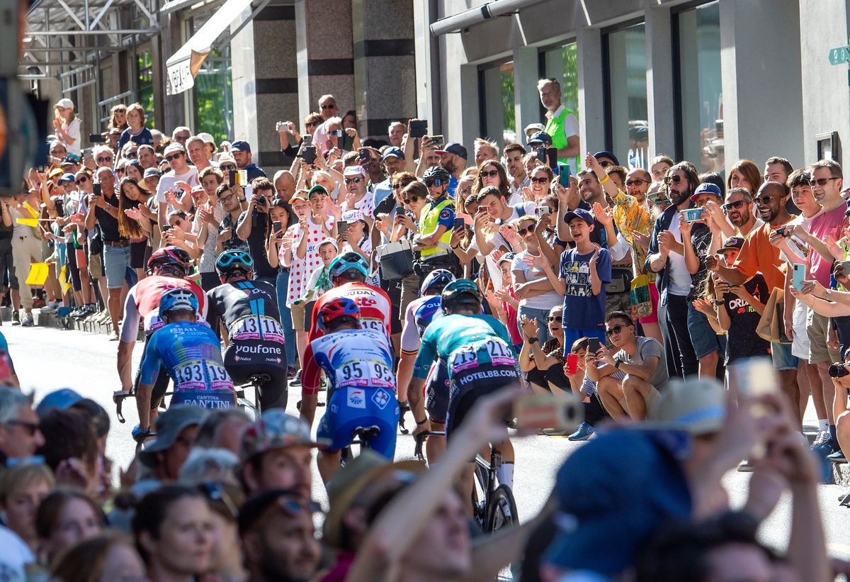 Arrivée du peloton samedi en fin d’après-midi à Lausanne. Les mains claquent et les smartphones crépitent à  l’avenue du Grand-Chêne.
