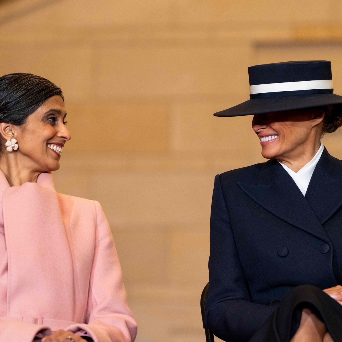 Deux femmes souriantes assises lors d’une cérémonie d’inauguration au Capitole des États-Unis à Washington DC, le 20 janvier 2025.