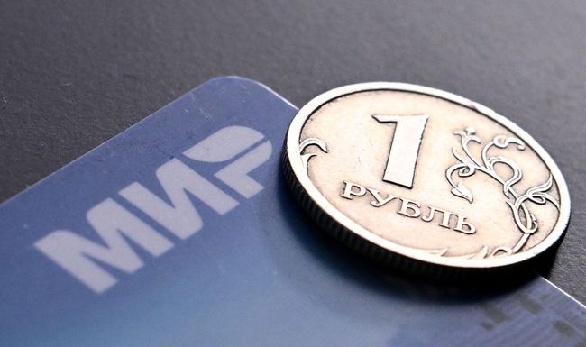 La monnaie russe, le rouble, résiste face aux grandes monnaies mondiales grâce à la manne des hydrocarbures.