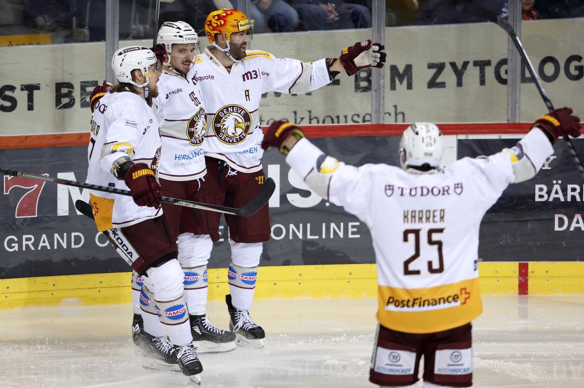 Daniel Winnik (casque jaune) fête son but du 4-3 avec ses coéquipiers. Les Aigles ont donné l’image d’une équipe extrêmement soudée, samedi à Berne.