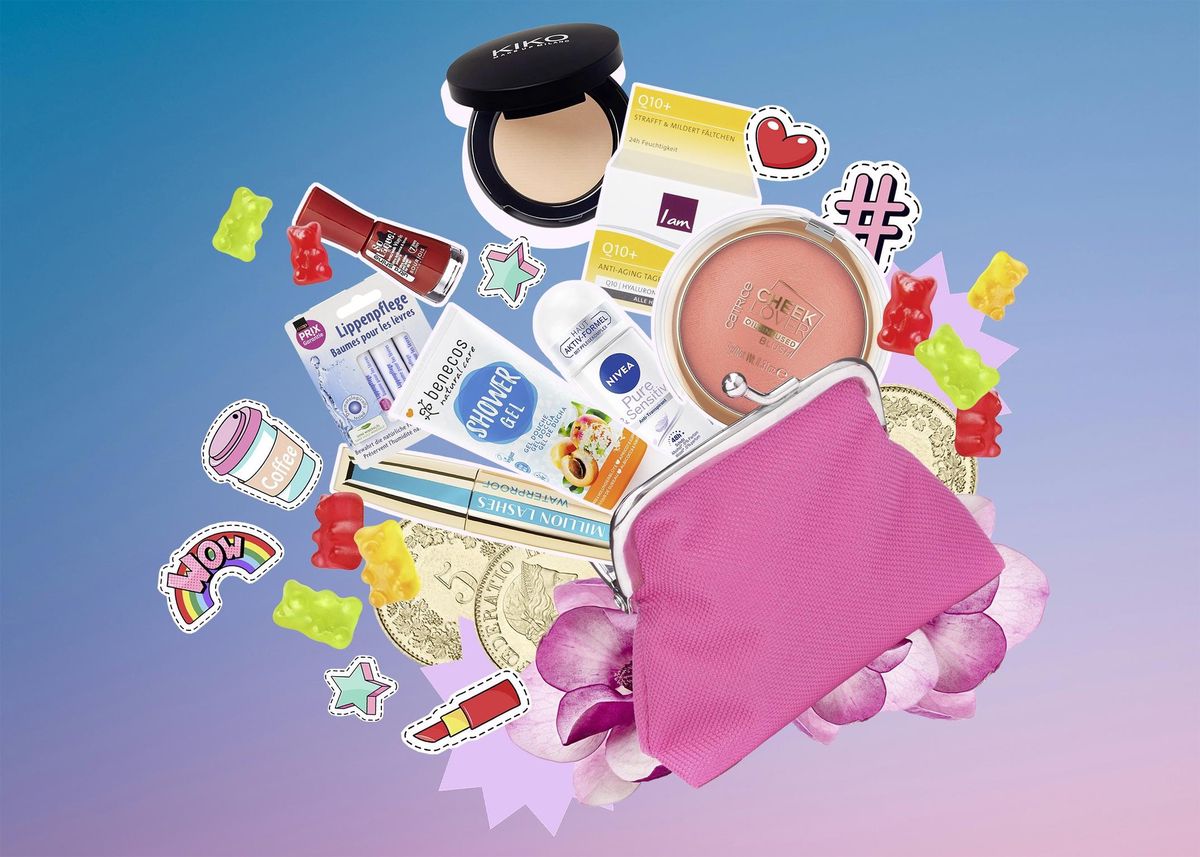 Trousse rose remplie de produits cosmétiques et soins, entourée de stickers colorés sur fond dégradé bleu-violet.