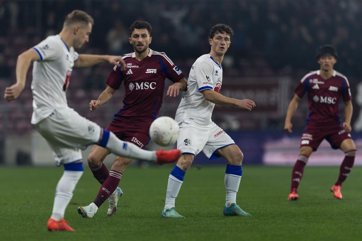 Joueurs Andrejs Ciganiks, Miroslav Stevanovic, Pius Dorn et Keigo Tsunemoto pendant le match Servette FC contre FC Lucerne au Stade de Genève, 31 octobre 2024.