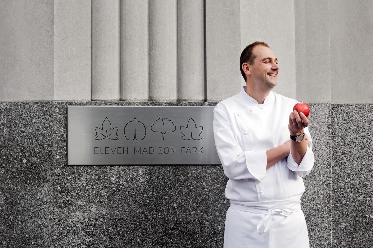 Daniel Humm devant son restaurant new yorkais, l’Eleven Madison.