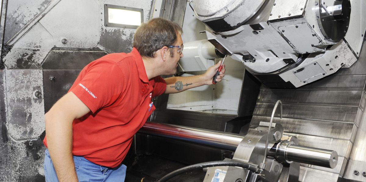 Winterthur 19.07.2012 / Sommerserie ' Arbeiten an der Sulzer - Allee ' Christian Gasser Schichtführer der Kleinteilfertigung bei Burckhardt Compression , Im Link Oberwinterthur . 
Bild: Heinz Diener 