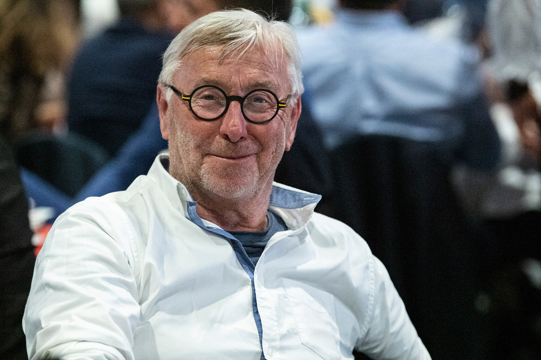 Roland Collombin mit runder Brille und weissem Hemd lächelt in die Kamera beim FC Sion Gala-Anlass in Martigny.