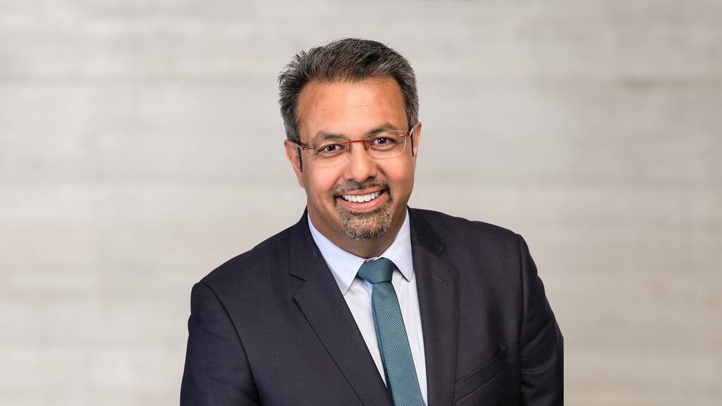 Nik Gugger von der EVP stört sich daran, dass unter 16-Jährige so leichter  an Pornos kommen, obwohl das eigentlich verboten ist. Er hat einen Vorstoss eingereicht.