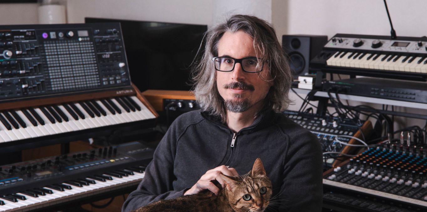 Vevey, le mercredi 22 mai 2024. L'artiste veveysan Krum chez lui. Le festival PictoBello invite Krum à venir dessiner lors de sa journée de dessins, et inaugure un projet de carnets de dessin en collaboration avec Atelier 20 : les carnets Mémento. (Marie-Lou Dumauthioz/24heures) 