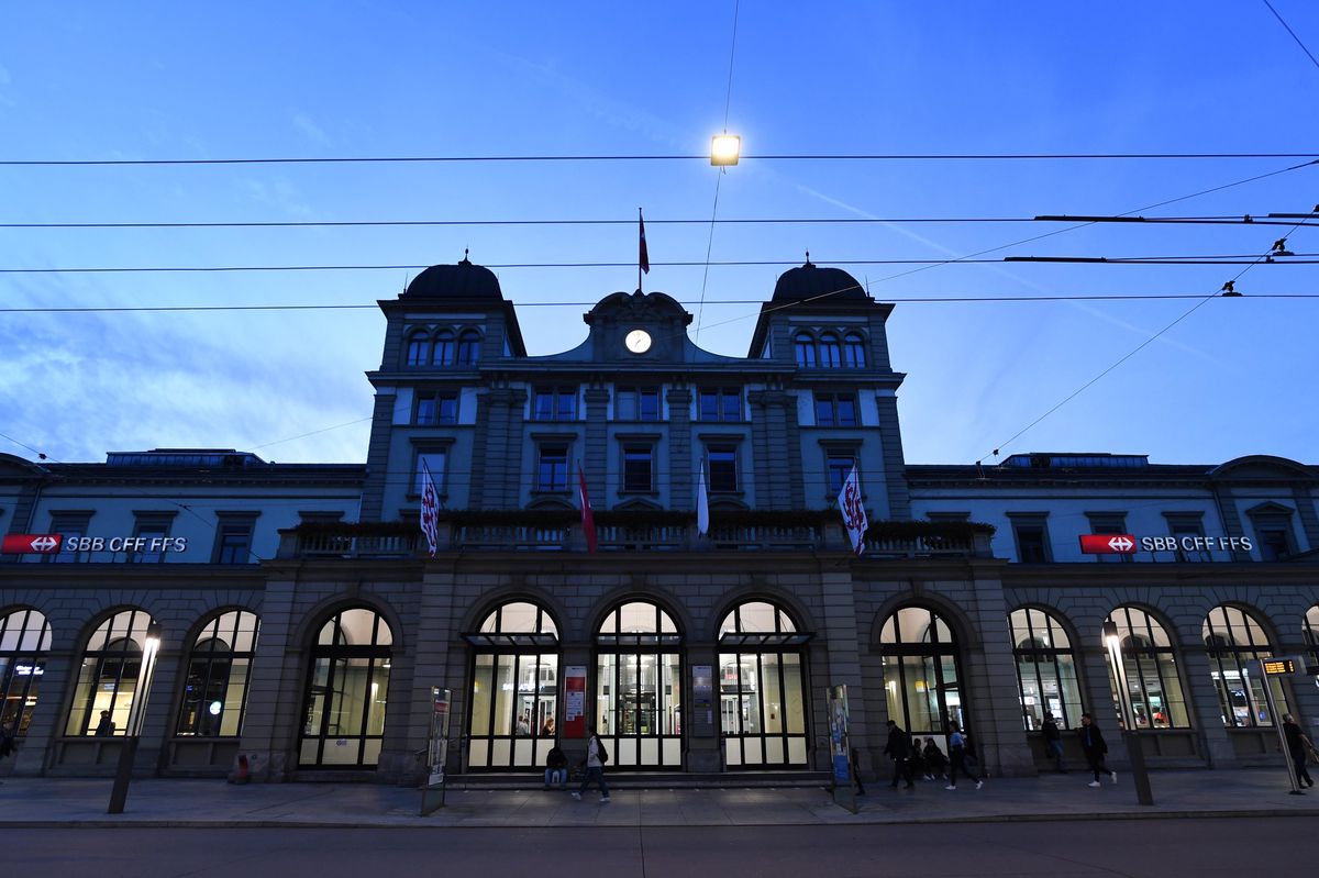 Es ist eine von vielen kleinen Massnahmen: Bis Ende April wird die Fassade des Hauptbahnhofs nicht mehr beleuchtet.