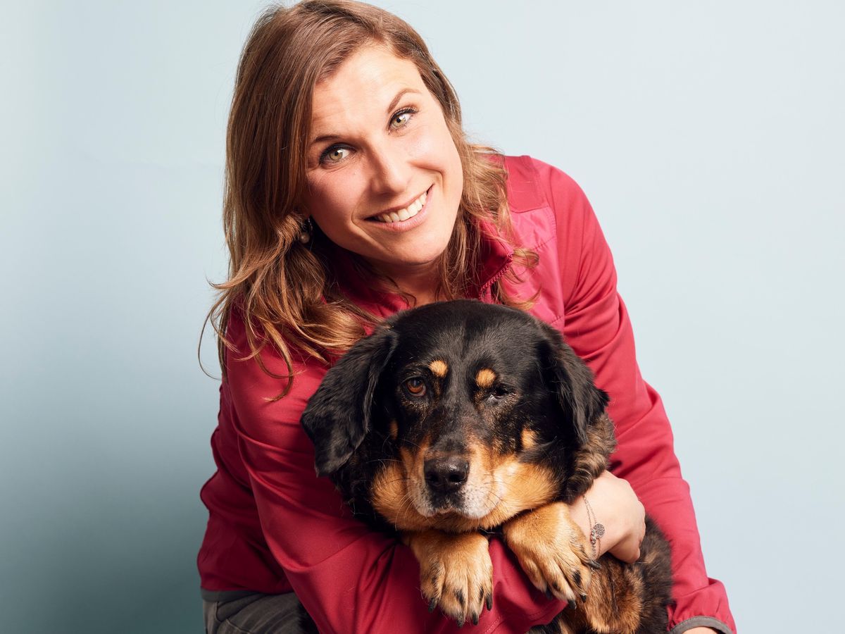 Géraldine Debely et Bahia, un chien qu’elle a adopté dans un chenil grec ou cet animal errant vivait depuis 5 ans dans une petite niche.      