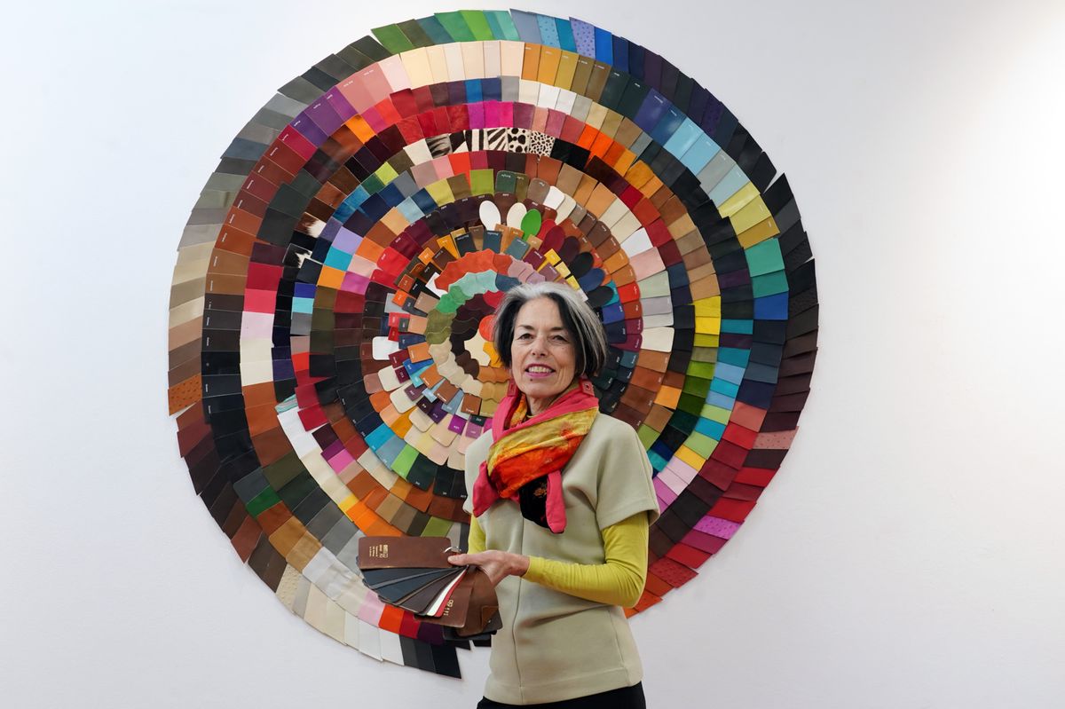 Carouge, l 19/12/2023 - Artisane maroquinière depuis plus de 40 ans, Christiane Murner investit la galerie Art Now Projects avec une exposition qui sublime les reliquats de sa production quotidienne de sacs en cuir.