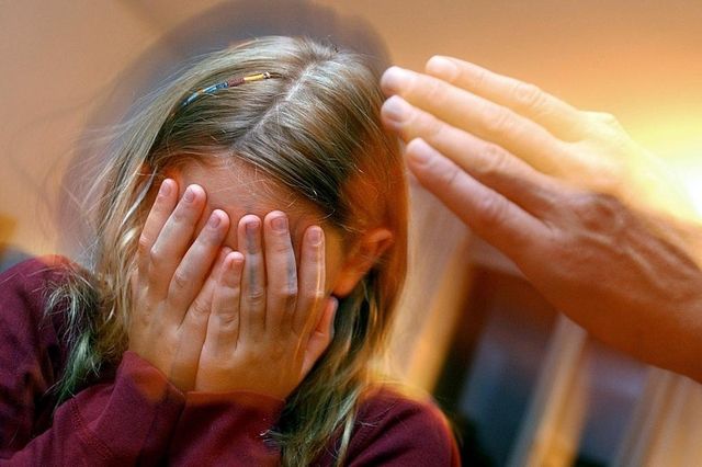 Les parents romands ont plus souvent recours aux châtiments corporels que les Alémaniques.