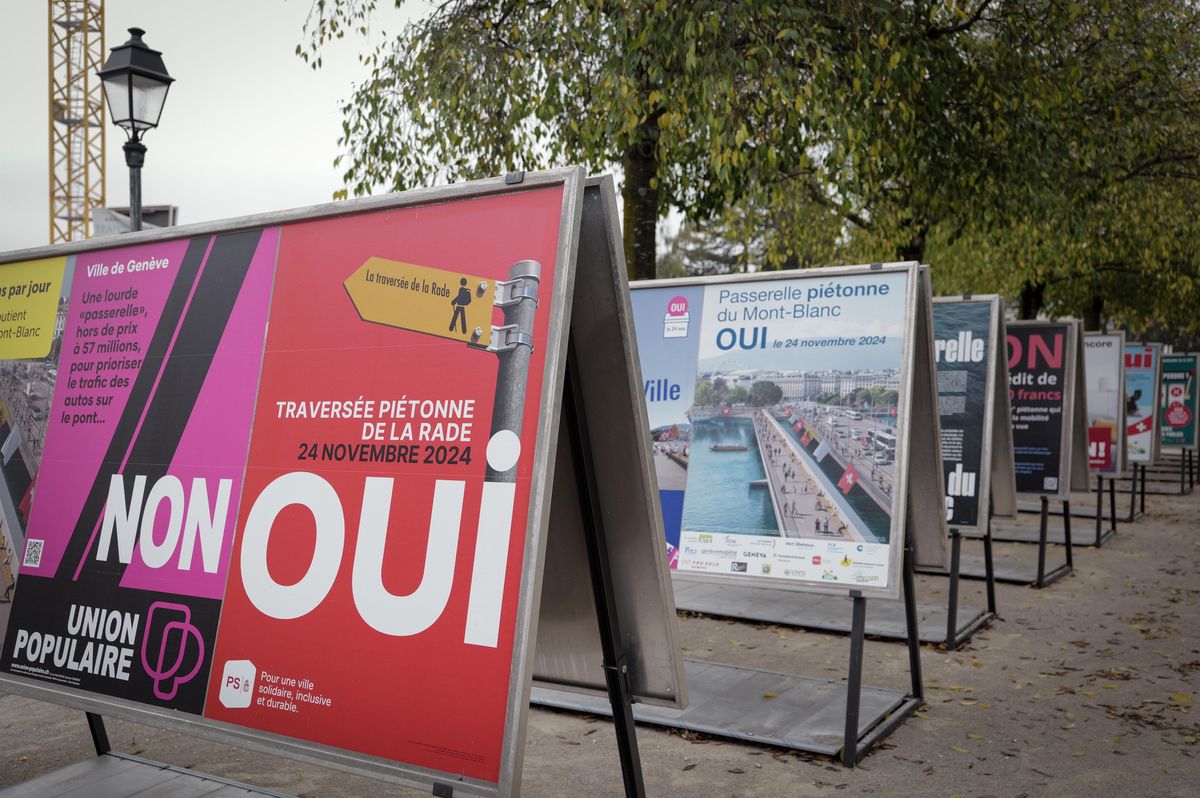 Affiches de votation sur l'Esplanade Saint-Antoine à Genève, concernant la passerelle piétonne du Mont-Blanc.