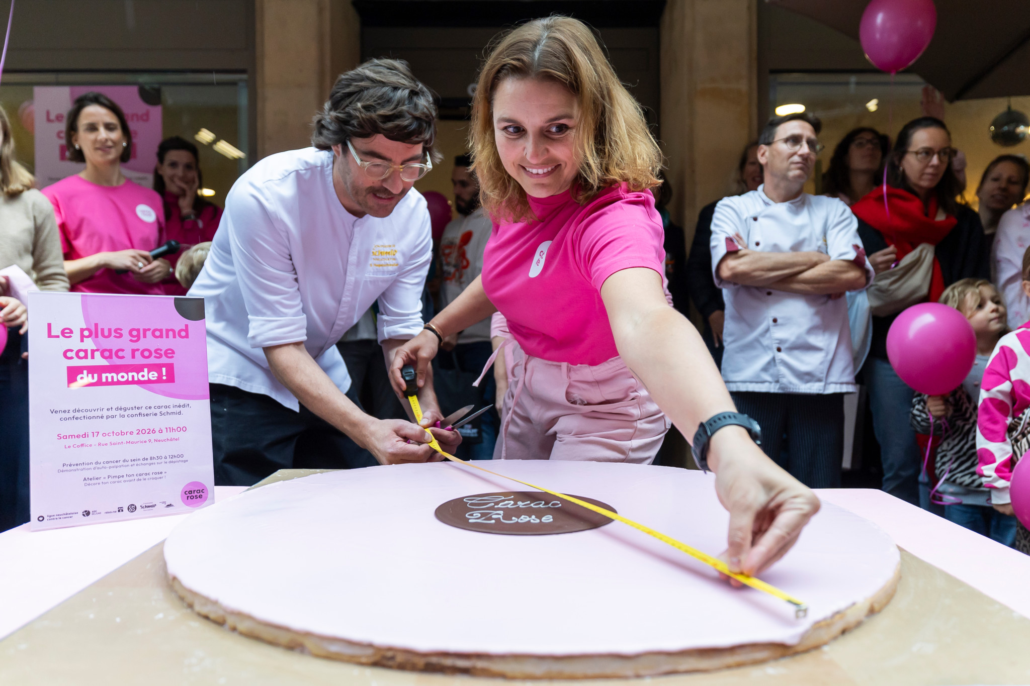Dépistage du cancer du sein: Neuchâtel bat le record du plus grand carac rose du monde