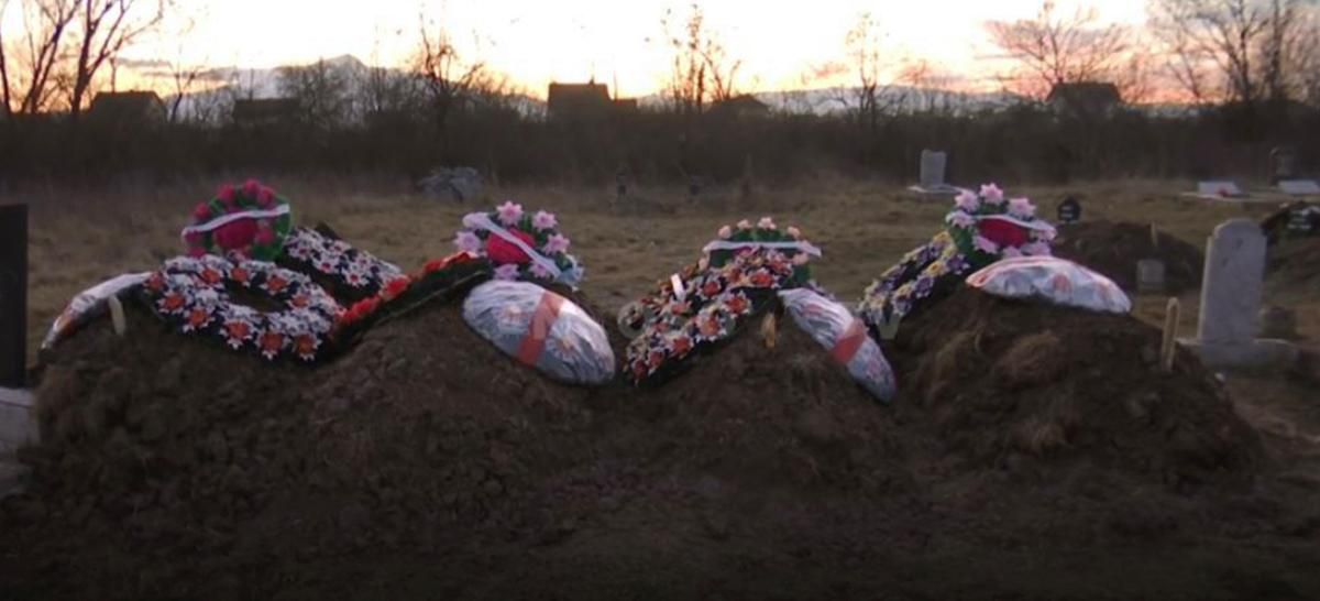 Unique suspect du triple homicide-suicide, le patriarche kosovar a été enseveli dans sa bourgade natale, aux côtés des corps de son ex-femme et de leurs deux fils.