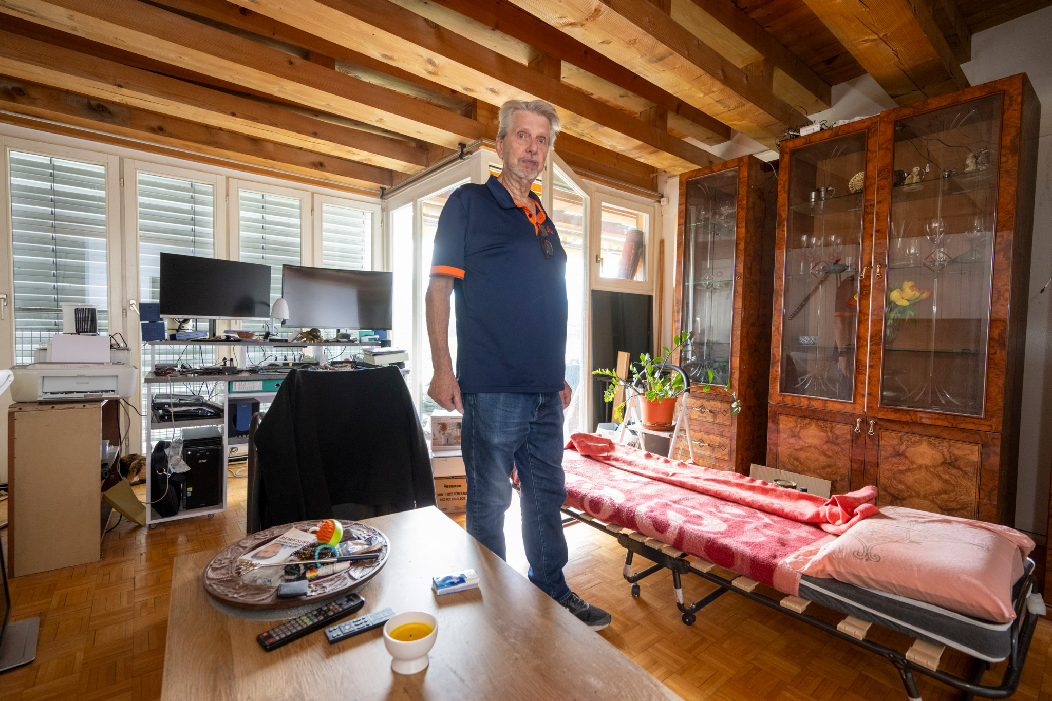 Christian Soulié, 72 ans, dans son appartement de Vevey quasi vide, avec un lit d’appoint, victime d’une infestation de puces de lit depuis 5 ans.