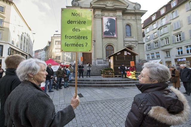 Au centre du cercle de silence, deux personnes jouaient les réfugiés, couvertures de survie et gilets de sauvetage à leurs pieds.