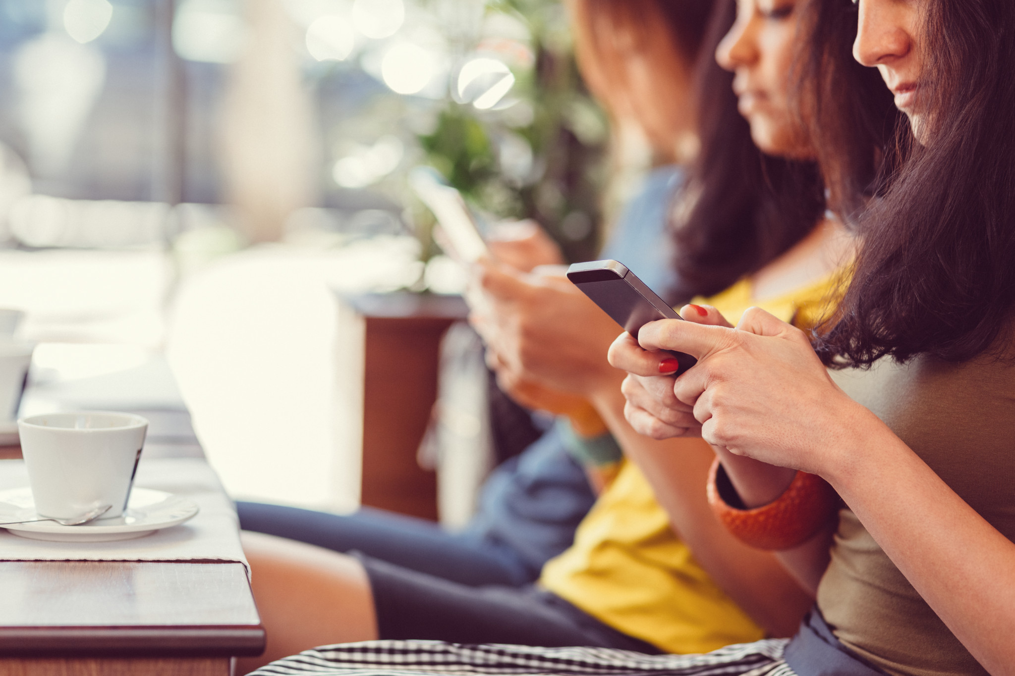 Tippen statt reden: Menschen sprechen immer weniger miteinander