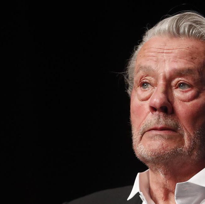 Portrait de l’acteur français Alain Delon lors du Festival de Cannes 2019, avec une expression sérieuse.