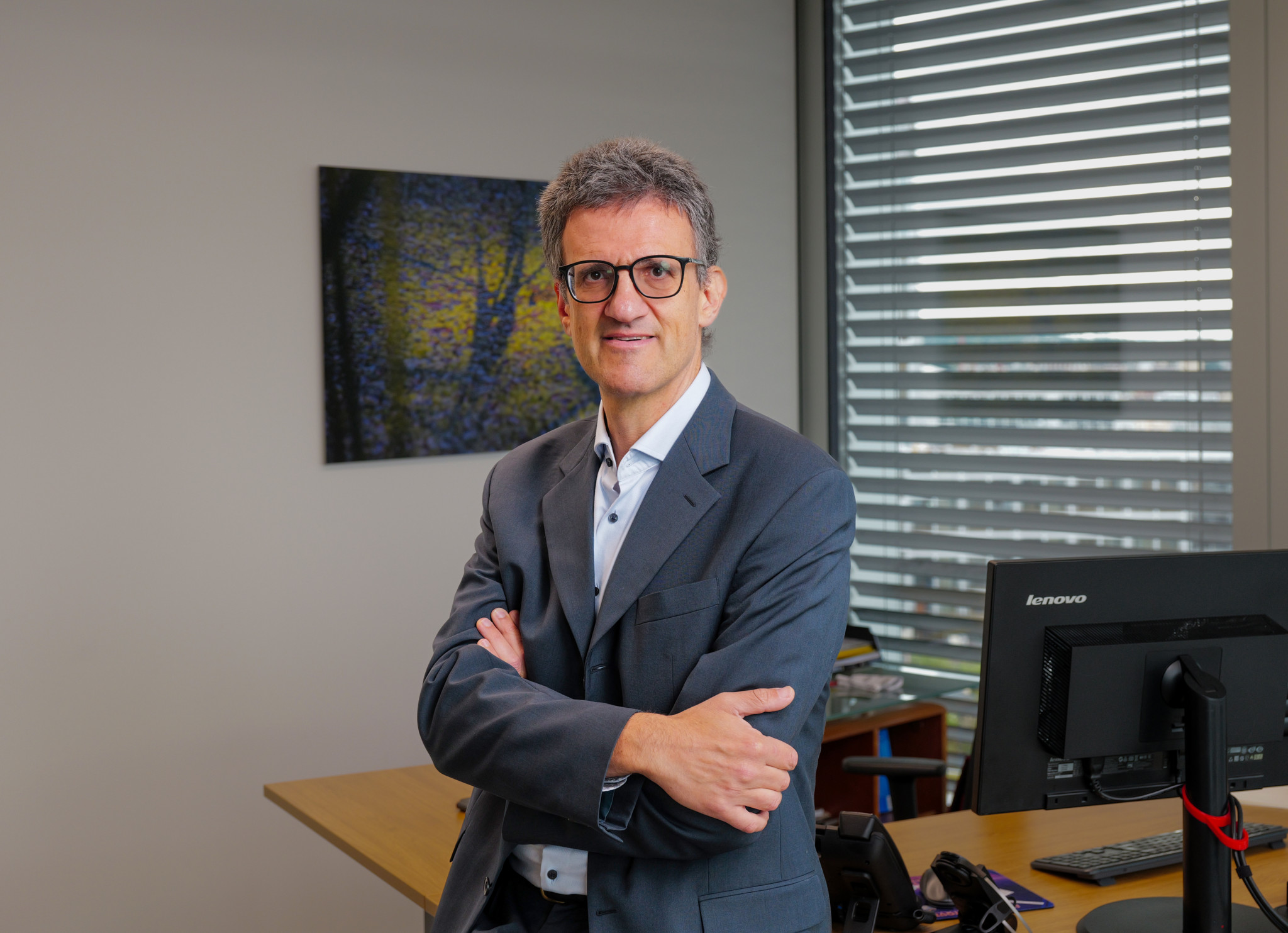 Alexandre Faltin de l’Étude Oberson Abels se tient debout dans un bureau, discutant de la votation sur la suppression de la valeur locative.