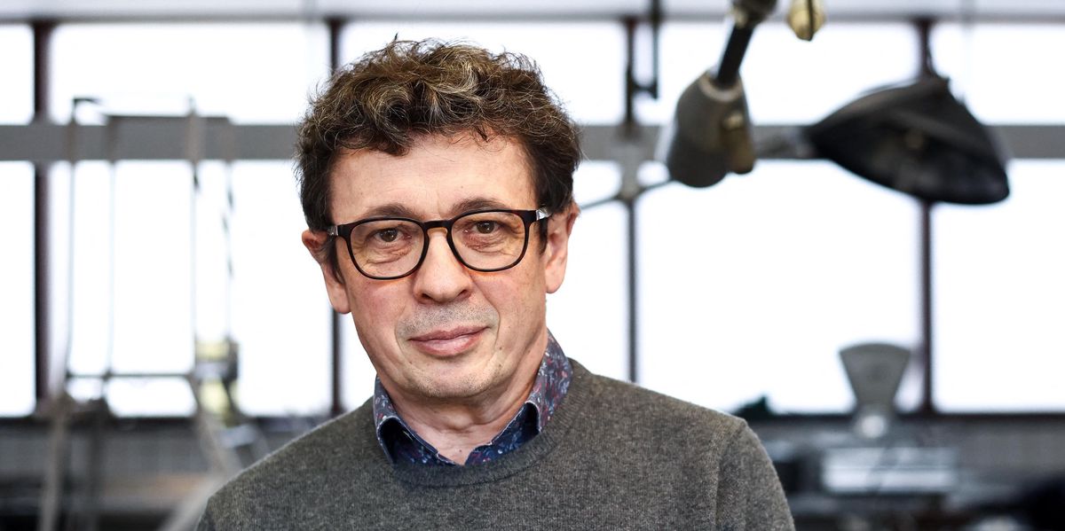 Philippe Boxho, un médecin légiste belge, pose à l'Institut de médecine légale de Liège, entouré d'équipements médicaux.
