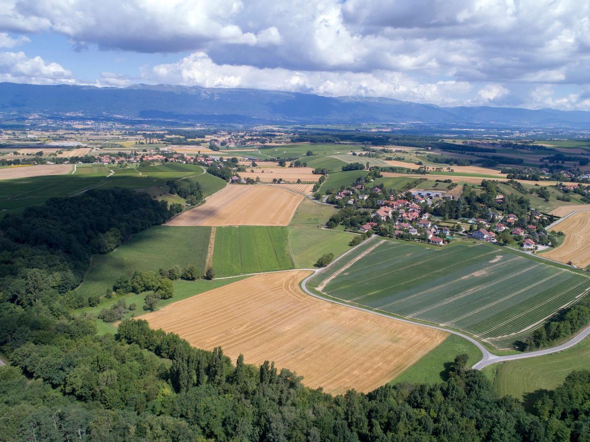 Les études ont retenu un tracé à plus de 50 millions de francs qui contournerait Soral (à gauche), victime du trafic pendulaire, via le vallon qui sépare le village genevois du hameau haut-savoyard de Crache (à droite). Photo Lucien FORTUNATI