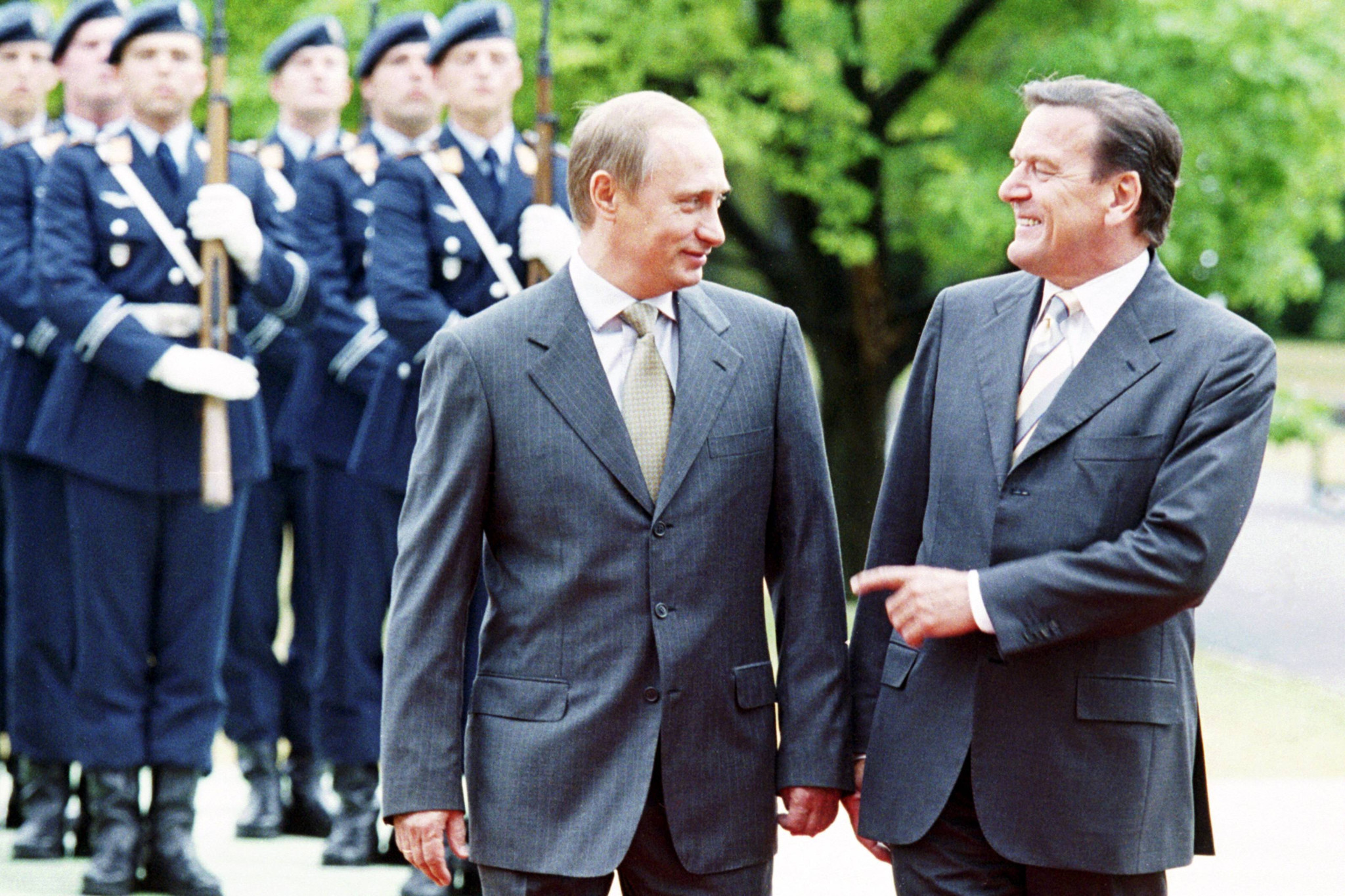 Gerhard Schröder als Vermittler: Putin schlägt seinen alten Buddy als Schlichter vor: Klingt da etwa Verzweiflung durch?