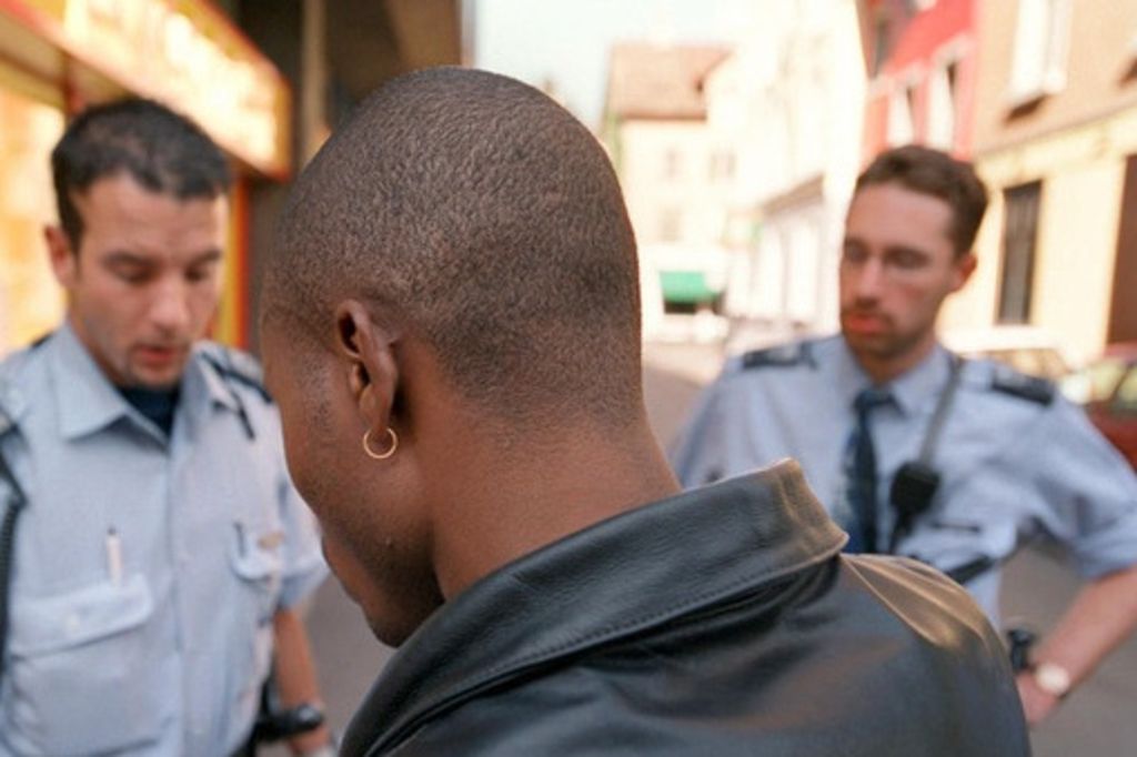 Contrôlé car il est noir? Un Suisse fait recours