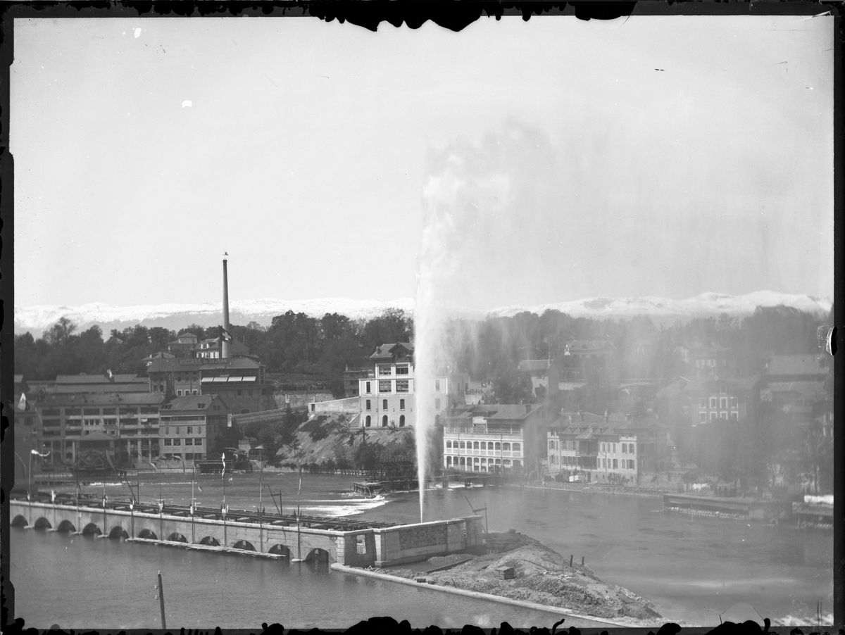 Le premier jet d’eau vers 1886, situé au Bâtiment des Forces Motrices. Selon l’histoire officielle, il s’agit d’une soupape laissant s’échapper les excédents d’eau. Mais les sources historiques semblent contredire ce récit.