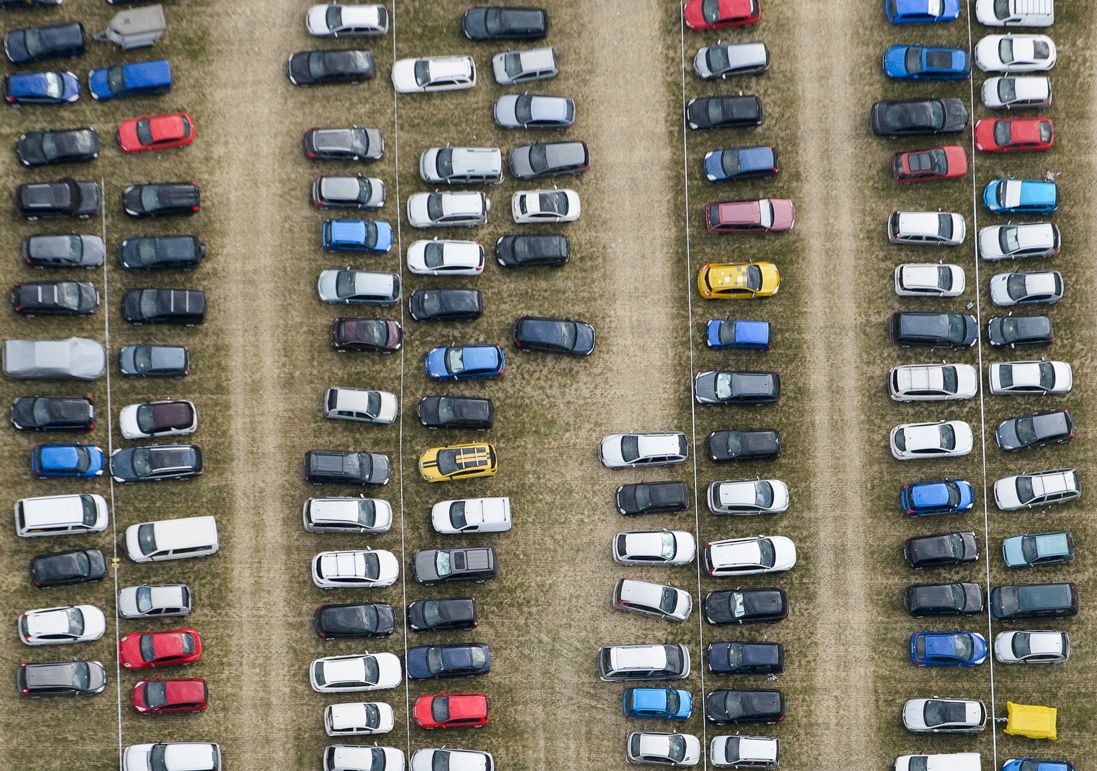 Chaque jour, ce sont 11 000 voitures qui sont parquées dans les parkings de Paléo, pour une population de 50 000 personnes (35 000 festivaliers, 10 000 invités et journalistes, et 5000 bénévoles).