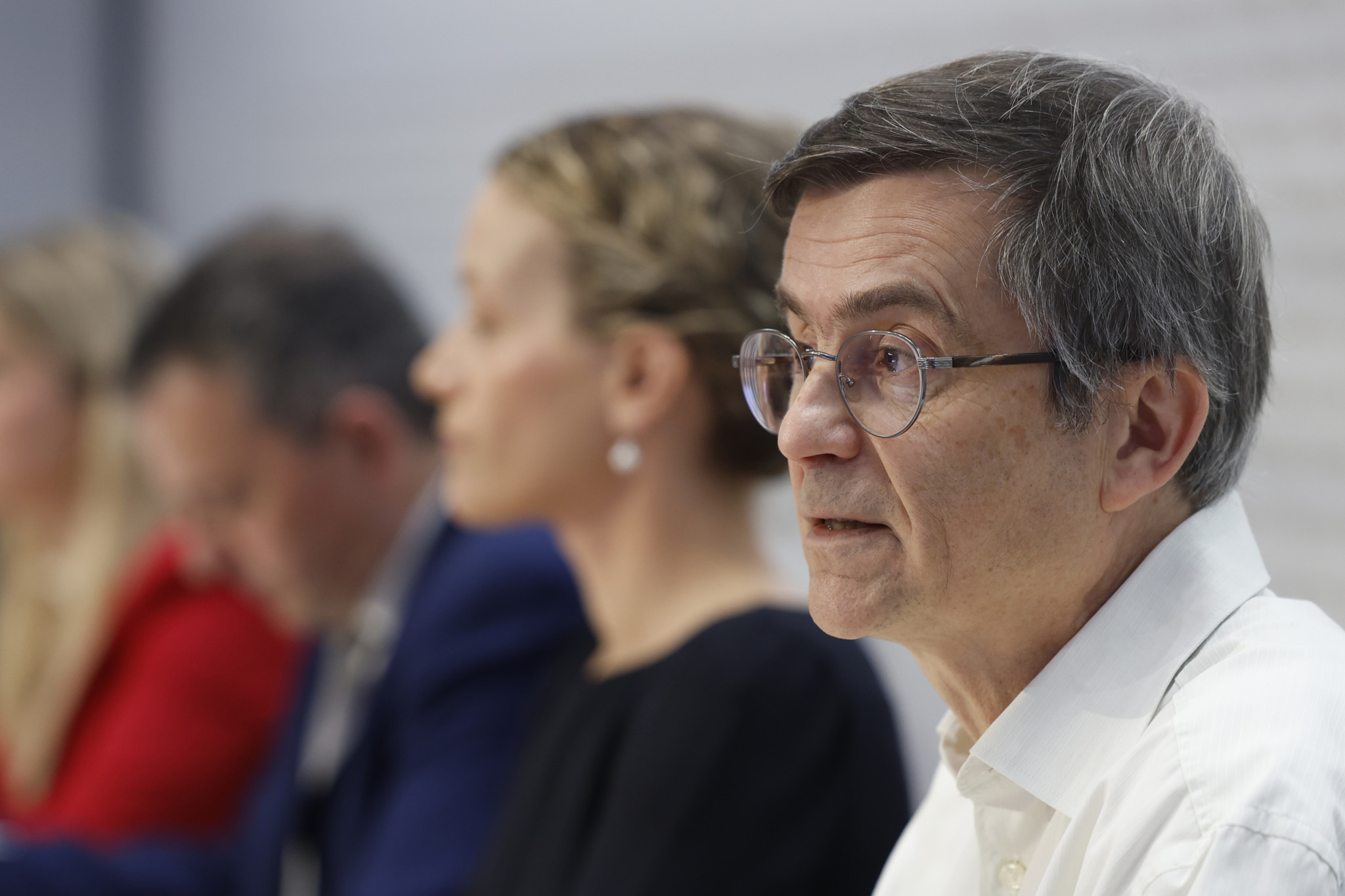 Historiker René Roca spricht an der Medienkonferenz zur Lancierung der Neutralitätsinitiative in Bern.