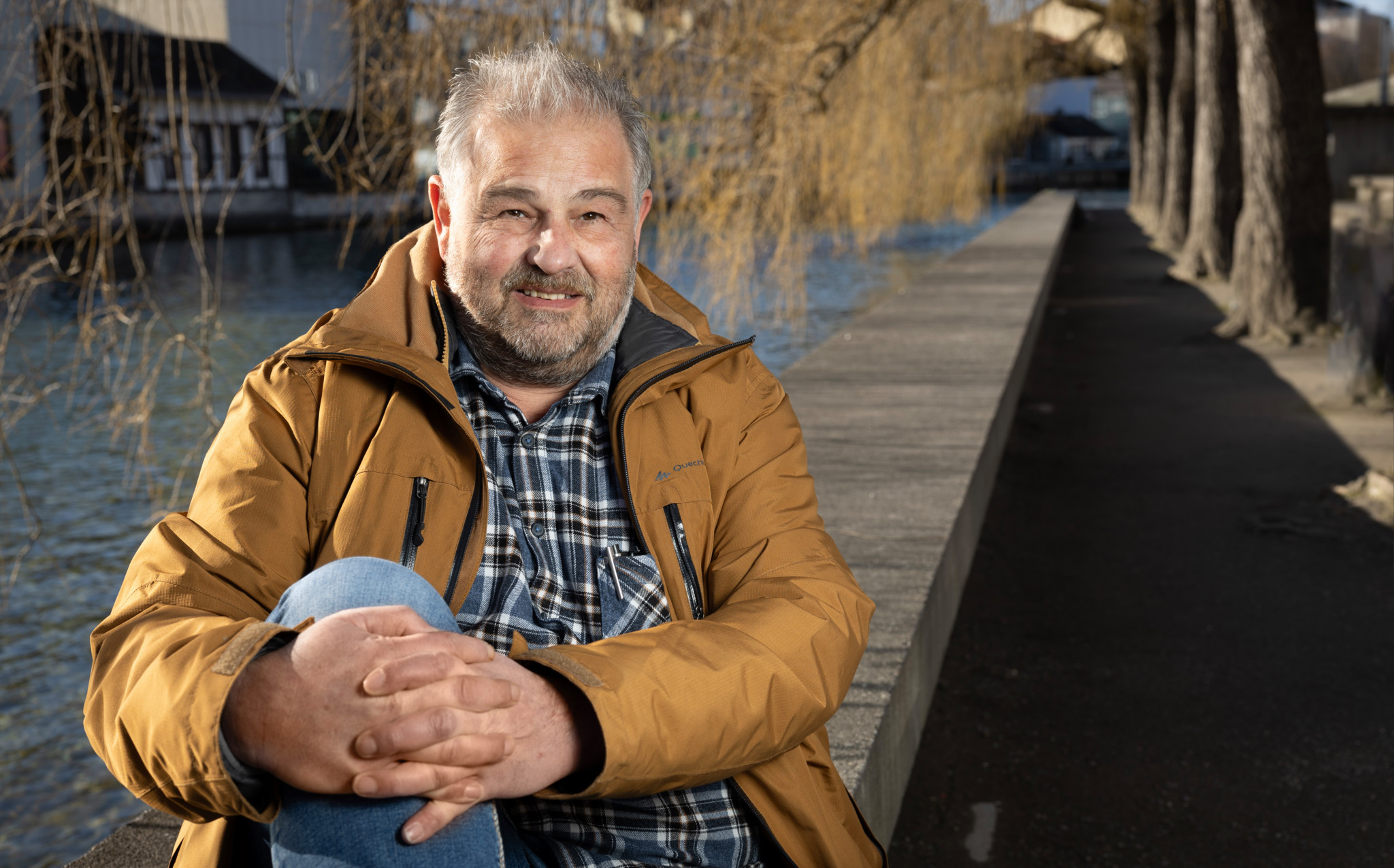 Heinz Bercher aus Einigen ist ein Theatertier sondergleichen. Er führt Regie - jetzt grad wieder für "Dr Fall Griesser", das am 16.3. Premiere hat im Casino des PZM Münsingen. Foto: Beat Mathys / Tamedia AG. 