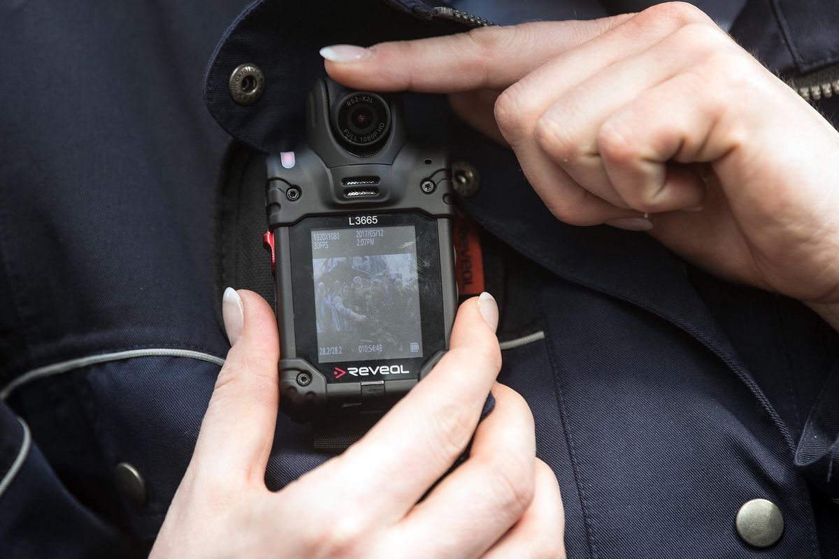 Les bodycams (sur la photo, un modèle utilisé par la police de Düsseldorf) permettent de reconstituer des événements en cas de problème ou d’agression.