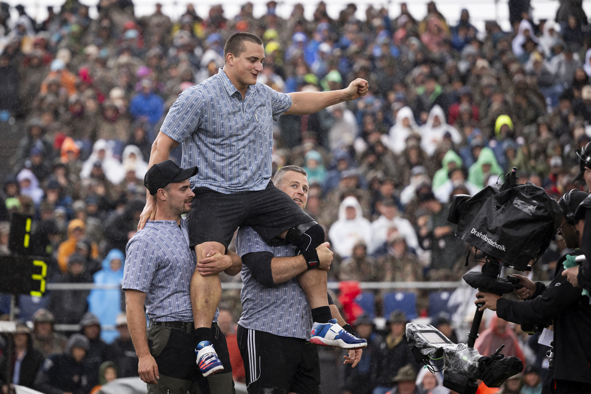 Am Unspunnenfest in Interlaken, das alle sechs Jahre stattfindet, lässt sich Urs Hutmacher für seinen Triumph im Steinstossen feiern.