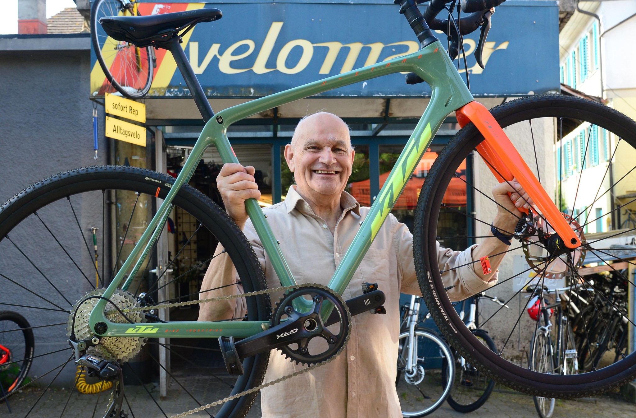 Auch mit 76 noch jeden Tag im Laden: Hansruedi Maier feiert dieses Wochenende 120 Jahre Velo Maier.