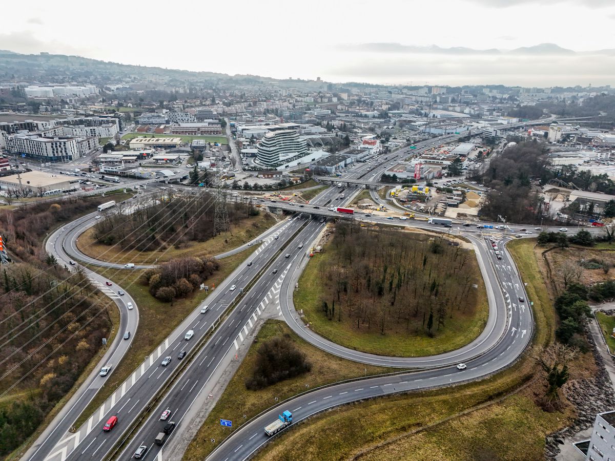 Vue aérienne des soties d'autoroute à Crissier, dans l'Ouest lausannois, avec en arrière-plan l'agglomération de Lausanne.