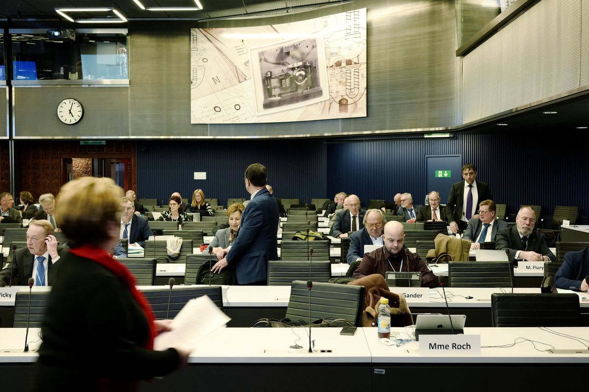 Le Grand Conseil genevois discute publiquement des demandes de grâce. Seuls les noms des condamnés restent confidentiels. Comme les autres parlements, il accorde peu de grâces.