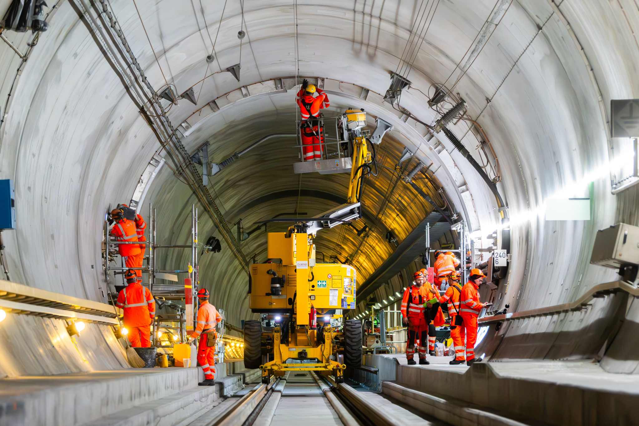 Sanierungsarbeiten im Gotthard-Basistunnel, aufgenommen am Freitag, 24. Mai 2024, bei Faido. Bei der Entgleisung eines Gueterzuges am 10. August 2023, wurde die Gleisanlage sowie ein Spurwechseltor im Gotthard-Basistunnel stark beschaedigt. Der Bahnverkehr war zeitweise unterbrochen. (KEYSTONE/Ti-Press/Samuel Golay)