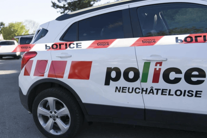 Neuenburger Polizeiauto steht hinter Absperrband auf einer Strasse.