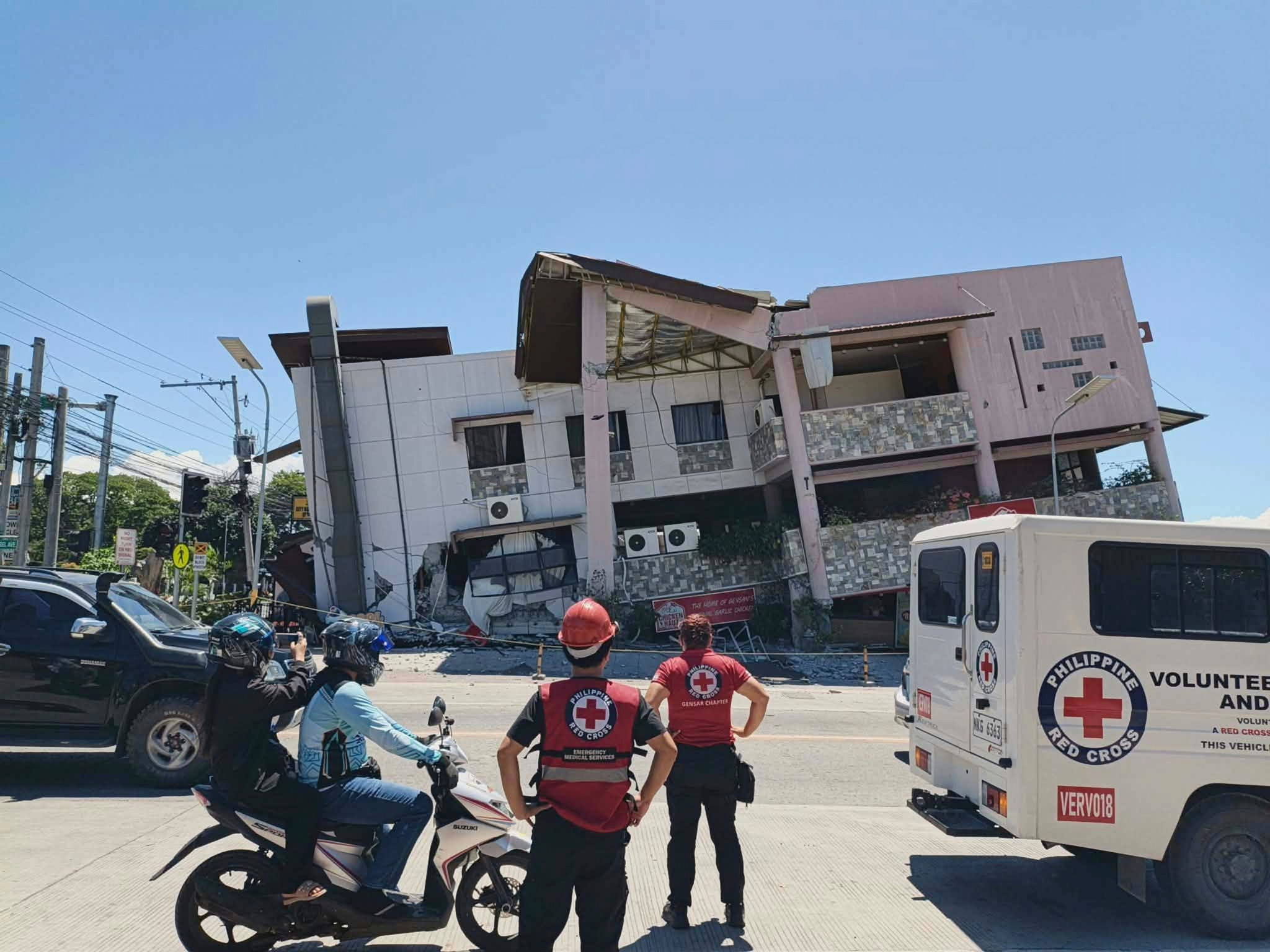 Erdbeben auf den Philippinen: Eingestürzte Gebäude und viele