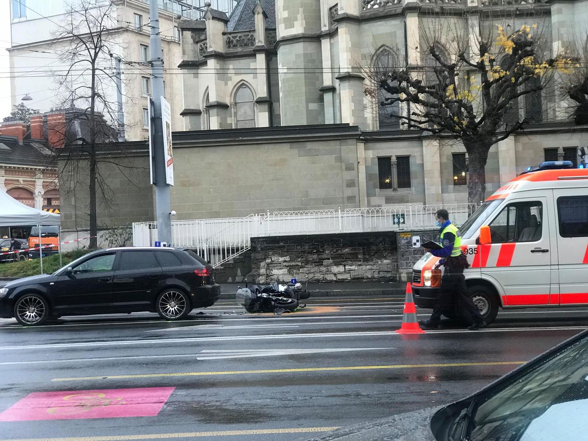 Un scootériste perd la vie après avoir chuté et percuté un bus
