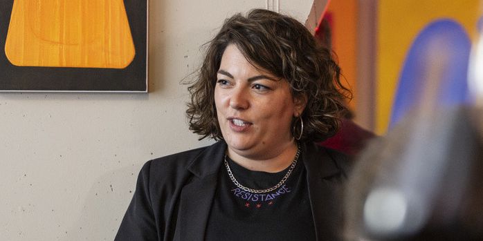 Die bisherige Nationalraetin Tamara Funiciello diskutiert mit ParteifreundInnen im Stamm der SP, am Tag der Eidgenoessischen Wahlen, am Sonntag, 22. Oktober 2023 in Bern. Die Schweizer Buergerinnen und Buerger waehlen das Bundesparlament mit den beiden Kammern Nationalrat und Staenderat. (KEYSTONE/Alessandro della Valle)