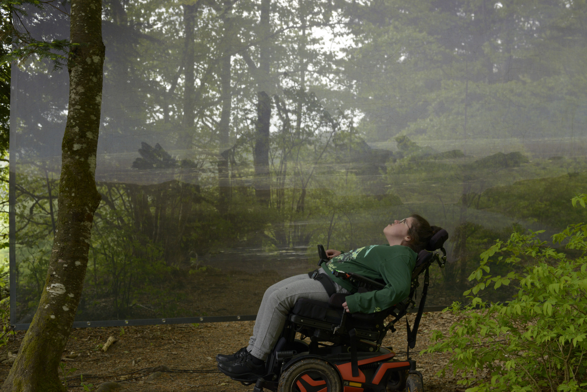 Avec les performeurs italiens Chiara Bersani et Marco D’Agostin, il s’agit d’explorer la relation entre nature et accessibilité. Au cœur du «public» se glisse Swan, une Genevoise de 16 ans en situation de handicap.