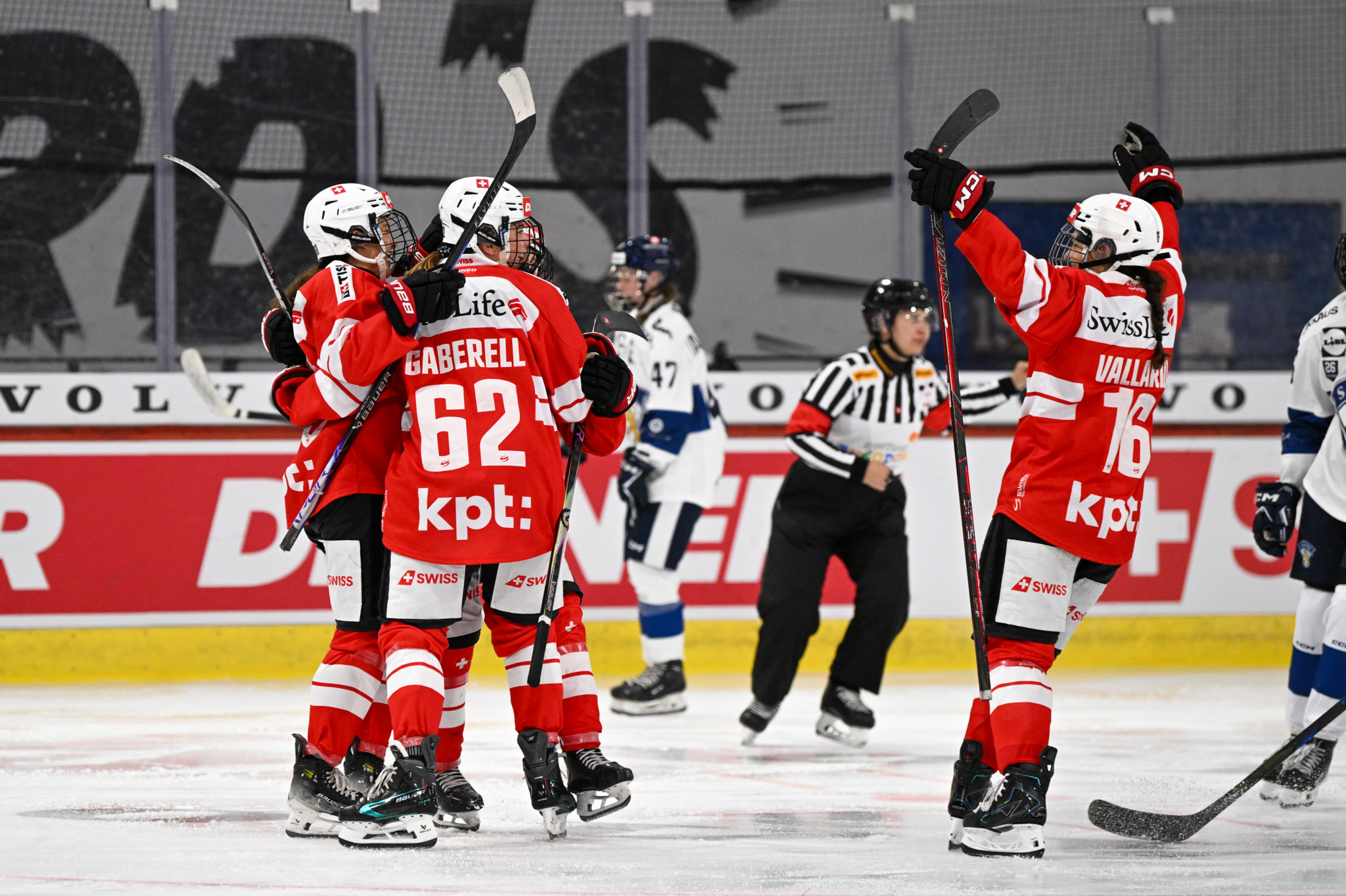 Schweizer Eishockey-Frauen feiern das 2:1-Tor gegen Finnland, Gaberell (Nr. 62) und Vallario (Nr. 16) jubeln, Womens Euro Hockey Tour in Kloten.