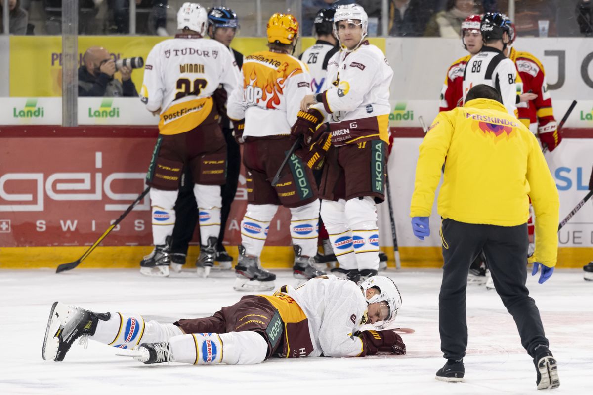 Theodor Lennstroem, GSHC, reagiert am Boden, beim Eishockey Meisterschaftsspiel der National League zwischen dem EHC Biel und dem Geneve-Servette HC, am Samstag Samedi, 18. November 2023, in der Tissot Arena in Biel. (KEYSTONE/Anthony Anex)