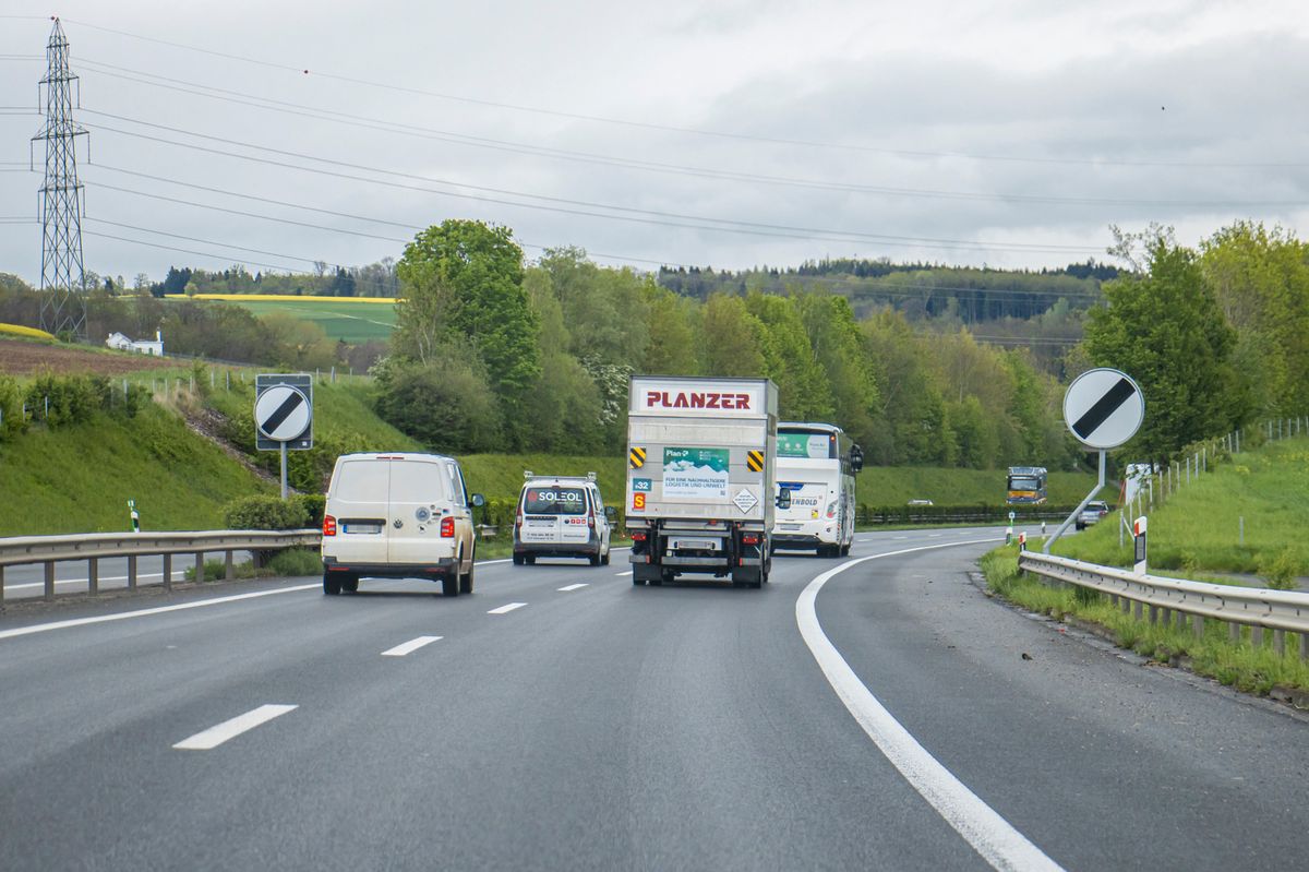 L’autoroute A1 avec des véhicules en circulation à proximité de la sortie de Chavornay.