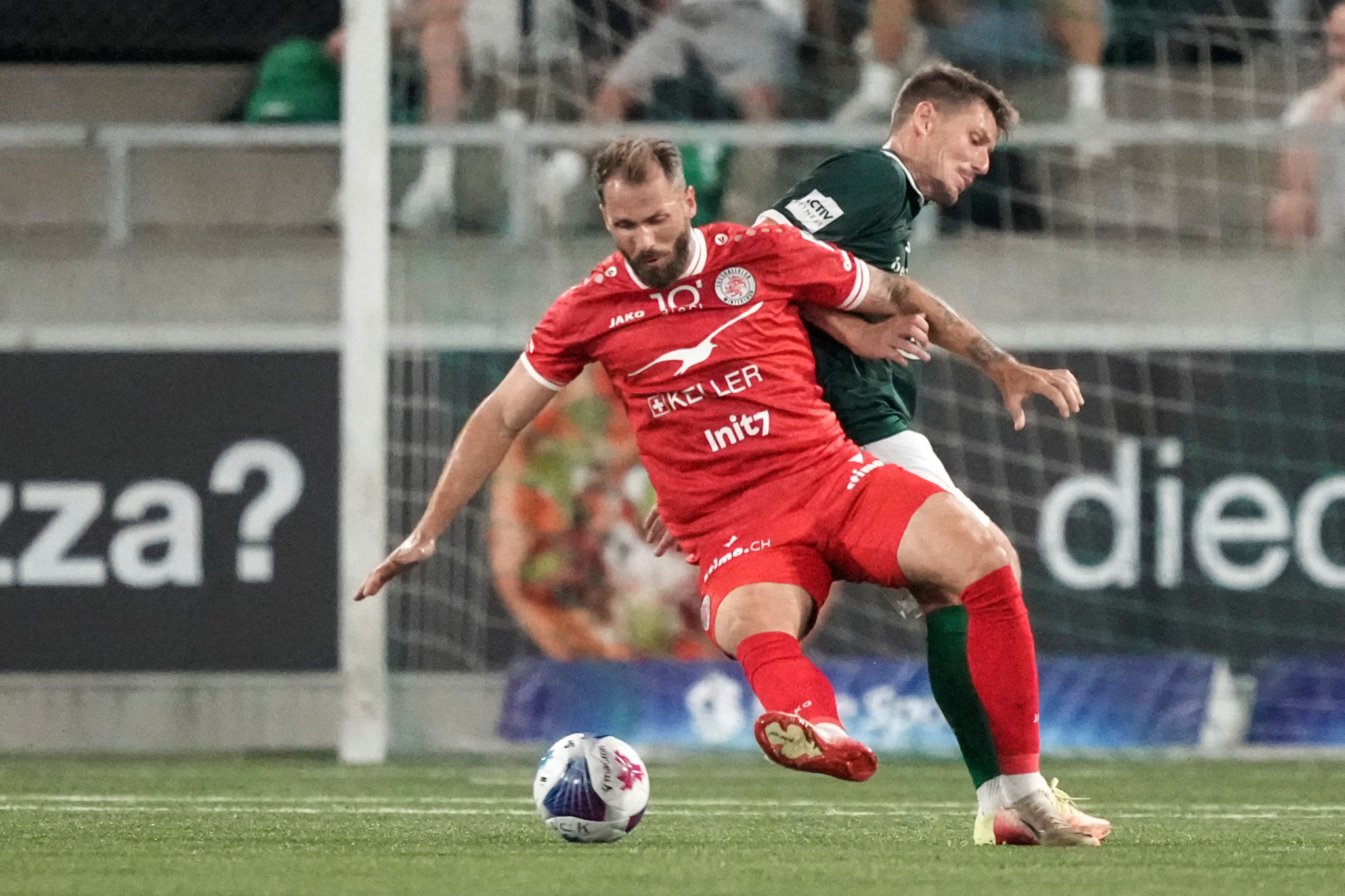 Roman Buess (FC Winterthur, rot) im Zweikampf mit Martin Francois (SC Kriens) beim Challenge-League-Spiel in Kriens.