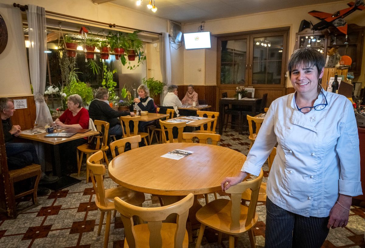 21.01.2024; Biere (VD); De moins en moins de Resto à Biere; Paradoxalement il y a de moins en moins de bistrots mais les reservations du samedi soir vont bon train. Jocelyne Penel patronne du Cafe du Commerce samedi soir vers 19hres30
Photo Jean-Guy Python

