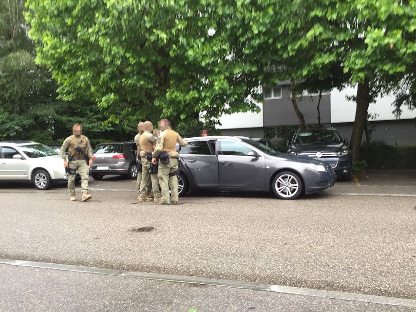 L'ampleur de l'opération menée ce matin par les forces d'intervention de la police dans un immeuble locatif de Bienne a fait forte impression dans le quartier de Mâche.