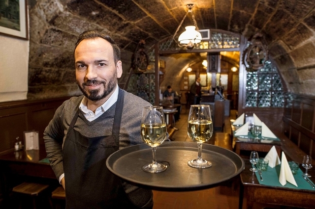 L'actuel gérant, Carlos Beiro, est aux commandes depuis 2004. Pour lui, la taverne doit perpétuer la tradition vaudoise de l'apéritif tout en mettant du terroir dans l'assiette.